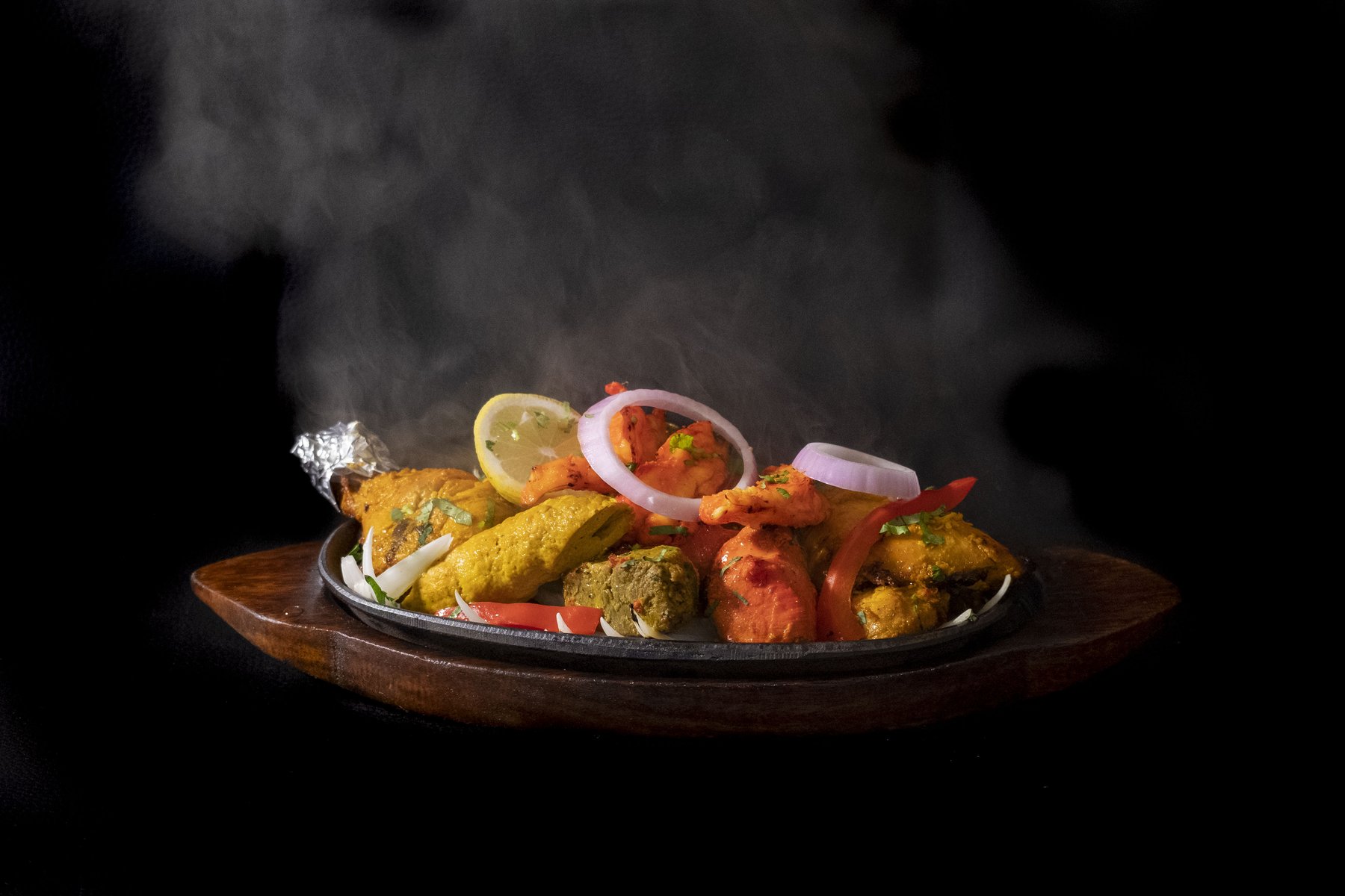 Mix grill tandoori al sizzler con humo